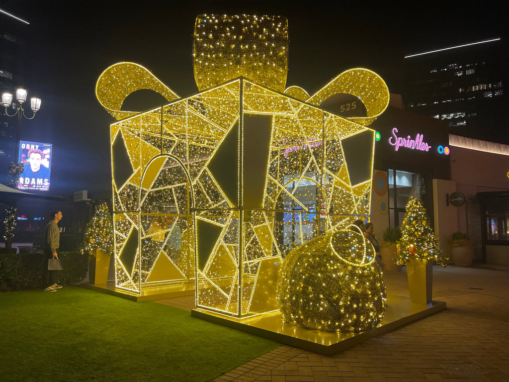 LARGE SCALE LIT DECOR